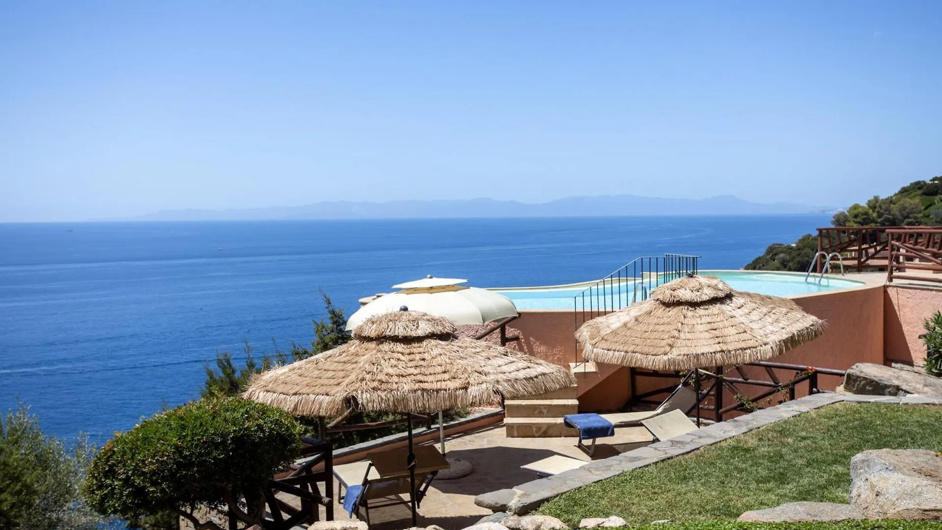 Villa Patty With Infinity Pool In Front Of The Sea, Parking And Wifi 0*, Torre delle Stelle Italy