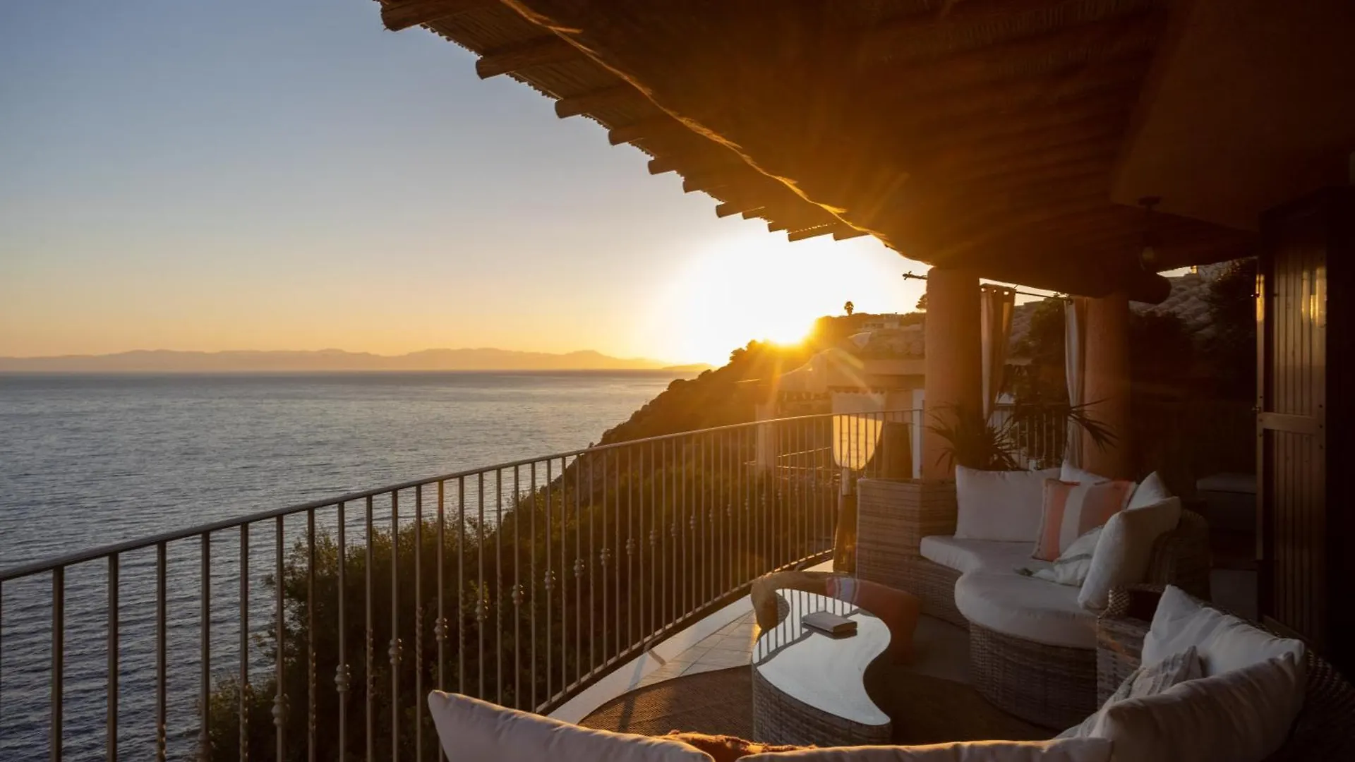 Villa Patty With Infinity Pool In Front Of The Sea, Parking And Wifi Torre delle Stelle